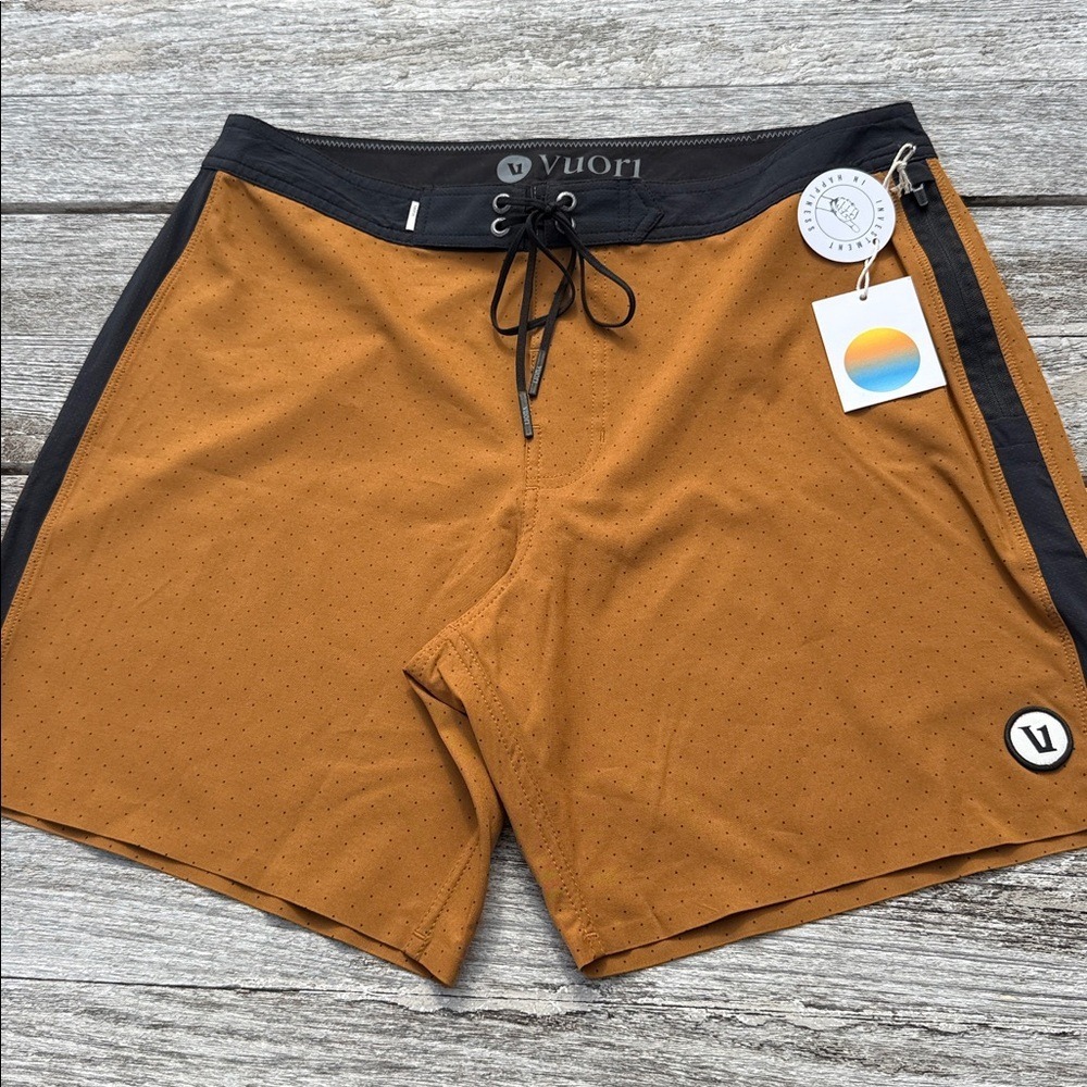 VUORI men's Peak Boardshort size 30 NWT SWIM Turmeric Micro Dot